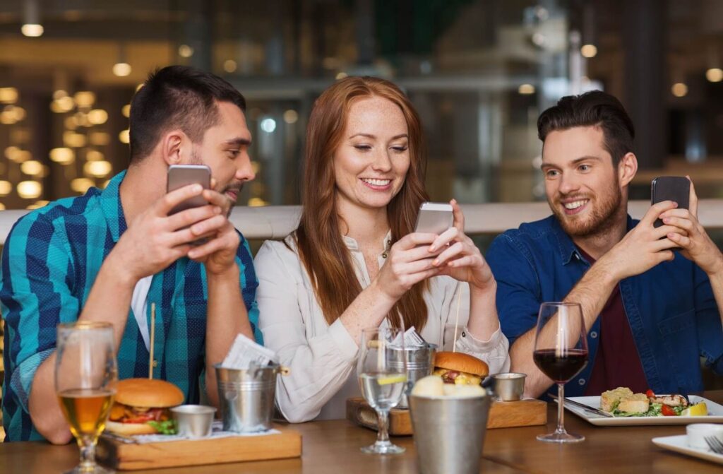 groups texting in restaurant